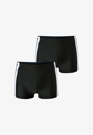 Dwa czarne kąpielówki z białymi pionowymi paskami po bokach, pokazane na białym tle.