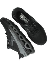 Scarpe sportive nere con tomaia in rete, design con lacci e suola ammortizzata, con un dettaglio grigio laterale.