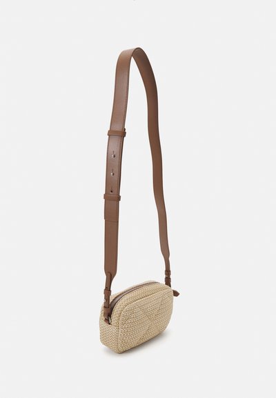 Geflochtene Strohtasche mit einem beige Ledertragegurt, Reißverschluss und rechteckiger Form. Bietet eine strukturierte Gestaltung und eine texturierte Oberfläche.