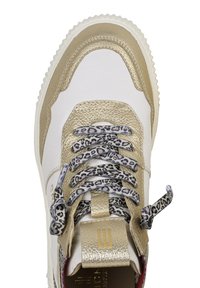 Biały i złoty sneaker z teksturowanymi złotymi akcentami, sznurowadłami w panterkę zawiązanymi w kokardy oraz grubą białą podeszwą z karbowanymi krawędziami.