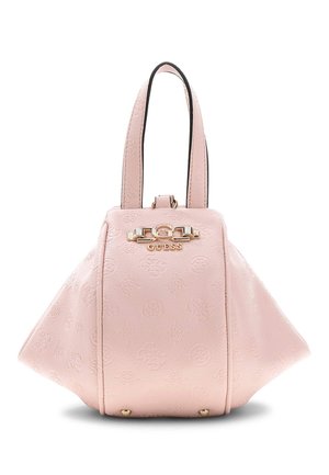 Jasnoróżowa torebka o fakturze, z szerokimi bokami i podwójnym uchwytem, ozdobiona metalowym logo „GUESS” oraz metalowymi detalami.