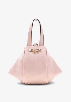 Sac à main texturé rose clair avec côtés larges et double poignée, arborant un logo "GUESS" en métal et des accents métalliques.