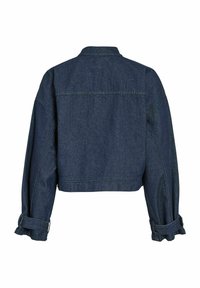 Tumši zils īss džinsa jaciņa ar pogām un apkakli, gariem piedurknēm un uzlocītām aprocēm. Izšuvuma detaļas gar šuvēm.