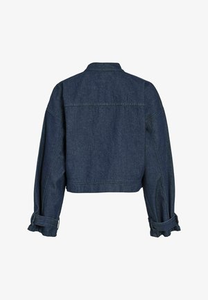 Tumši zils īss džinsa jaciņa ar pogām un apkakli, gariem piedurknēm un uzlocītām aprocēm. Izšuvuma detaļas gar šuvēm.