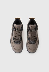 Baskets en suede grises avec des accents en maille noire, lacets ronds et un logo signature sur la languette. Hauteur cheville avec une semelle flexible.