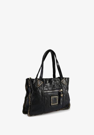 Bolso de cuero negro con detalles de tachuelas doradas a lo largo de los bordes, bolsillo frontal con cremallera y correas dobles para el hombro.