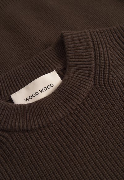 Suéter castanho em malha com textura canelada e decote redondo. Rótulo lê "WOOD WOOD" numa etiqueta de tecido branca.