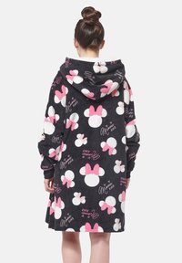 Accappatoio con cappuccio in morbido tessuto nero, caratterizzato da un motivo di teste di Minnie Mouse bianche e rosa con fiocchi rosa e accenti scritti a mano.
