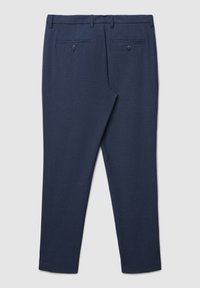 Marineblaue Hose aus strukturiertem Stoff, ausgestattet mit zwei Gesäßtaschen mit Knopfverschluss und einem geraden Schnitt.