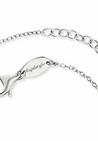 Silberne Kettenarmband mit einem Verschluss im Haken-Design und einem strukturierten ovalen Anhänger, der das Wort "Engraved" in Schreibschrift eingraviert hat.