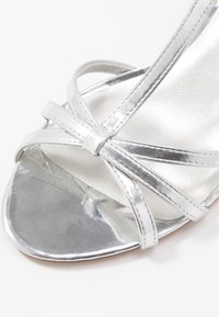 Tamaris Sandaalit nilkkaremmillä - silver-coloured