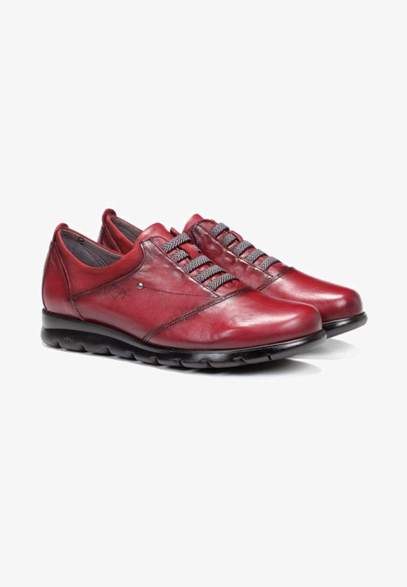 Chaussures en cuir rouge avec une finition lisse, dotées de lacets tissés gris, d'un bout arrondi et d'une semelle noire flexible pour le confort et le soutien.