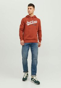 Jack & Jones JJELOGO HOOD - Felpa con cappuccio - cinnabar