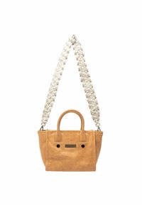 Tan leren handtas met een gevlochten witte schouderriem, met twee handvatten, een gaasdetail aan de voorkant en een gestructureerde rechthoekige vorm.
