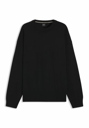 Zwarte gebreide trui met een ronde hals, verlaagde schouders en geribbelde manchetten en onderrand. Gladde textuur, minimalistisch ontwerp, geen patronen.
