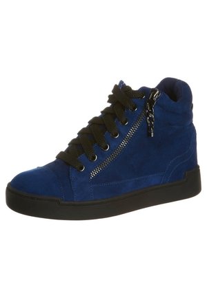 Niebieski zamszowy sneaker z wysoką cholewką, czarnymi sznurowadłami, czarną podeszwą i srebrnym bocznym zamkiem błyskawicznym z łańcuszkiem.