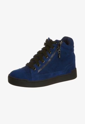 Baskets montantes en daim bleu avec lacets noirs, semelle noire et fermeture éclair latérale argentée avec tirette en chaîne.