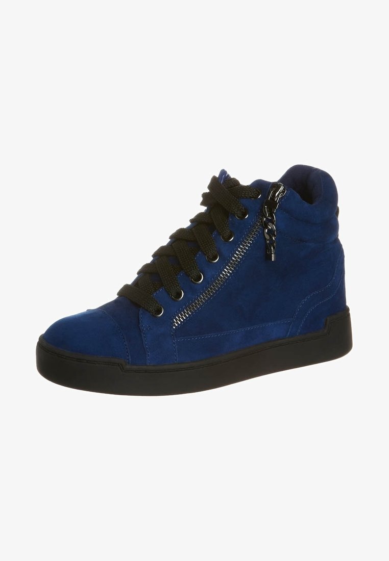 Baskets montantes en daim bleu avec lacets noirs, semelle noire et fermeture éclair latérale argentée avec tirette en chaîne.