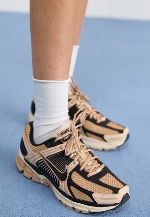 ZOOM VOMERO 5 - Trainers - sanddrift/black/hemp/white