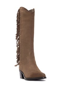 Bota de vaquero de ante marrón con detalles de flecos, punta afilada y tacón bajo cuadrado. Presenta un diseño bordado y pequeños clavos metálicos a lo largo de la costura.