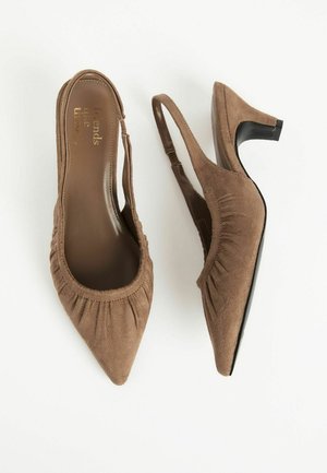 Pruun nahast slingback kontsad terava ninaga. Ülaserval on gathered-detailid ja õhuke must konts.