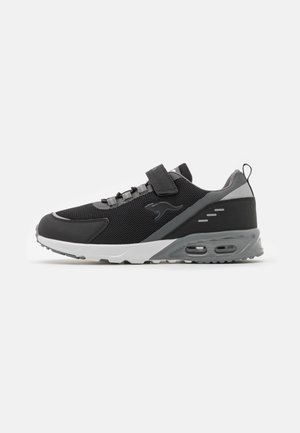 Czarno-szary sportowy sneaker z siateczkową cholewką, białą podeszwą, amortyzacją powietrzną, paskiem na rzep, elastycznymi sznurowadłami i logo kangura na boku.