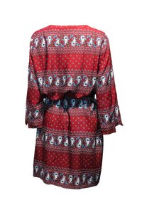 Vestido rojo de manga larga, con un patrón de paisley y detalles intrincados en azul y blanco. Incluye un cinturón a juego en la cintura.