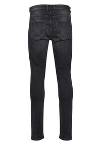Dunkelblaue Jeans mit schmaler Passform, die eine glatte Textur aufweisen, im Fünf-Taschen-Stil und mit einem Lederpatch am Bund.