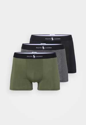 Trīs bokseru šortus pāri: olīvzaļš, pelēks un melns. Iezīmēta ar biezu melnu jostasvīru ar "Ralph Lauren" logotipu un baltu apmalīti.
