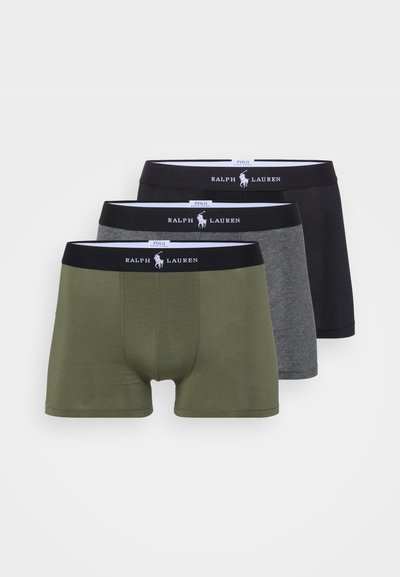 Três pares de boxers: verde oliva, cinzento e preto. Apresenta uma cintura preta larga com o logótipo "Ralph Lauren" e detalhes brancos.