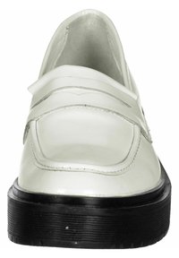 Hvite skinnloafers med en glatt finish, med to dekorative linjer over forsiden, og en tykk svart gummisåle.