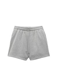 Pantalones cortos de algodón gris con cinturilla elástica y cordón. Presenta un logotipo sutil en la parte inferior derecha. Confeccionados con una tela suave y lisa.