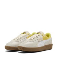 Cremefarvede og gule ruskinds sneakers med en hvid Swoosh og brun gummisål. Features snørebånd og et logo-patch på tungen.