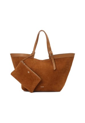 Braune Wildleder-Tasche mit Lederakzenten und verstellbaren Trägern, begleitet von einem passenden Reißverschlussbeutel. Schlichte, strukturierte Form.