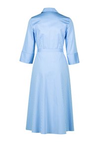 Helles blau- und weißgestreiftes Kleid mit Kragen, 3/4-Ärmeln und Taillengürtel. A-Linie mit ausgestellt geschnittenem Saum für einen lockeren Sitz.