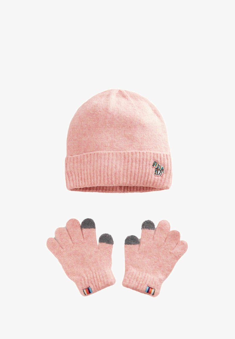 Roza pletena kapica s rebrastim rubom i malim vezom konjića; usklađene rukavice s ružičastim tijelom i sivim vrhovima na palcu i kažiprstu.