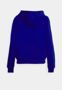 Sudadera con capucha azul marino de textura suave, con capucha ajustable mediante cordón y puños acanalados. Incluye un diseño con bolsillo tipo canguro.