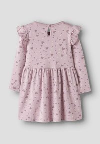 Robe rose à manches longues pour tout-petit, ornée de cœurs violets et crème éparpillés, détails à volants aux épaules et fermeture au dos avec un bouton et ouverture en clé.