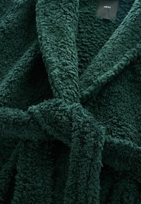 Dunkelgrüne, flauschige Fleecejacke aus strukturiertem, weichem Material mit einem gebundenen Gürtel in der Taille, innen mit sichtbarem "NEXT"-Markenschild.