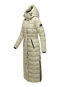 Beige gewatteerde jas met een capuchon, een ceintuur in de taille, lange mouwen en ritszakken aan de zijkant. Voorzien van een horizontaal gestikt patroon en zwarte accenten.