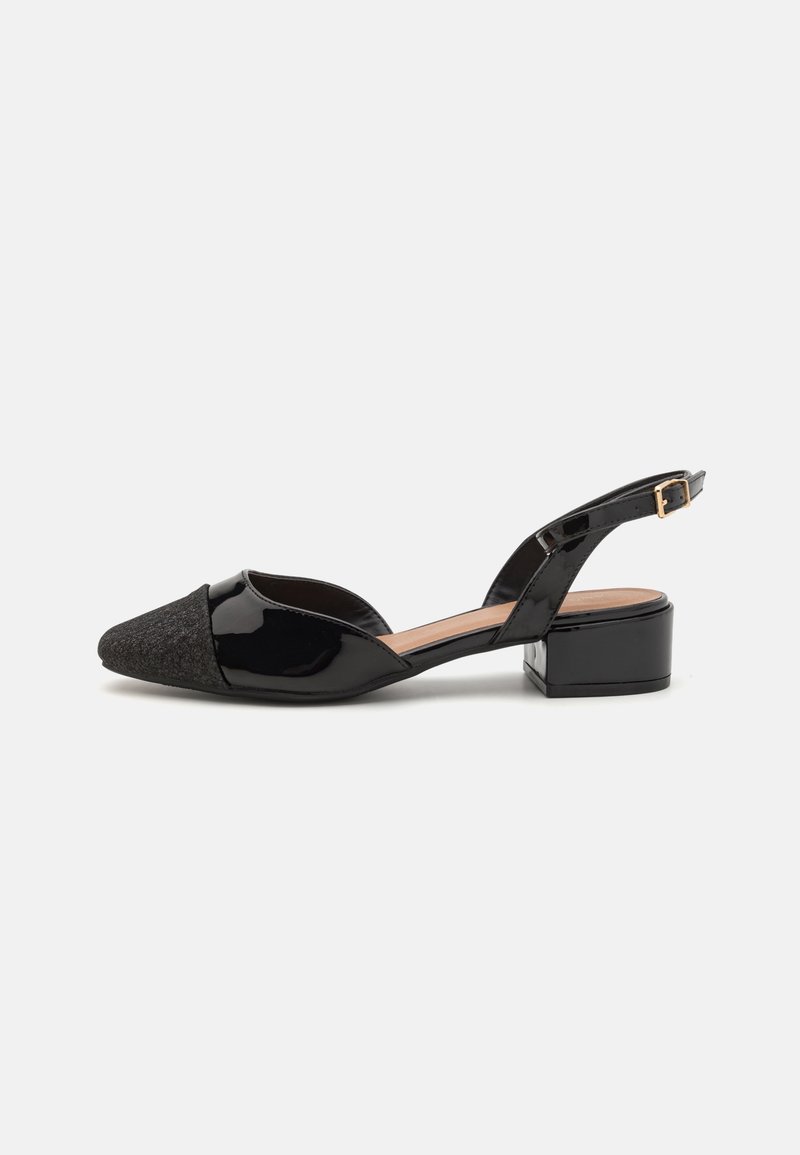 Chaussure slingback à petit talon en cuir verni noir avec un bout pointu en tissu et une bride à boucle dorée sur fond blanc.