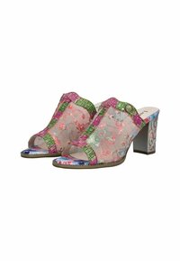 Transparante hakken met bloemmotief in roze en groene accenten, met een blokhak en een open teen ontwerp. Decoratieve details op de hak.