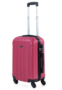 Maleta rosa de concha rígida con estrías verticales, acentos negros, un asa retráctil y cuatro ruedas giratorias para una mayor movilidad.