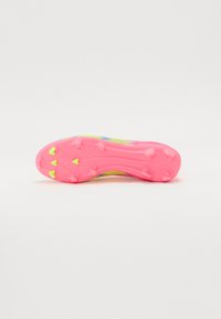 Cizma de fotbal cu crampoane, având o talpă roz, dotată cu crampoane mici de un galben strălucitor. Partea superioară vibrantă în nuanță de verde, cu accente multicolore și un finisaj texturat.