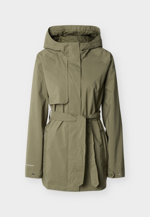 Λαδί αδιάβροχο με κουκούλα, μπροστινή ζώνη, τσέπη με καπάκι στο στήθος και μανσέτες με κουμπιά σε μακριά μανίκια.