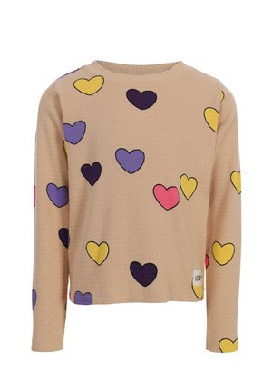 Beige trui met lange mouwen met meerkleurige hartpatronen in paars, geel, roze en donkerblauw, met een klein wit merklabel op de zoom.
