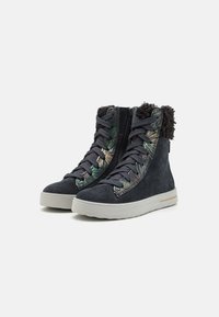 Zapatillas altas de gamuza azul marino con patrones de hojas bordados, suelas de goma grises y ribete de piel sintética en el cuello.