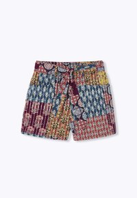 Shorts colorés à motifs présentant un mélange de designs floraux et géométriques dans des nuances de rouge, bleu, jaune et blanc ; détail de taille nouée.