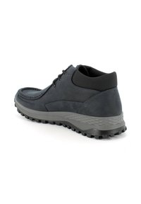 Scarpa in pelle blu scuro con caviglia alta, suola grigia texturizzata e accenti elastici neri. Caratterizzata da chiusura tradizionale con lacci e suola spessa.