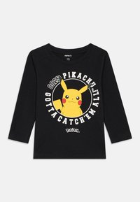T-shirt preta de manga longa com um gráfico amarelo do Pikachu, com o texto "0025" e "Gotta Catch 'Em All!" em branco à sua volta. Material de algodão suave.